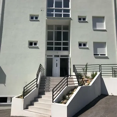 Tone Apartment Makarska